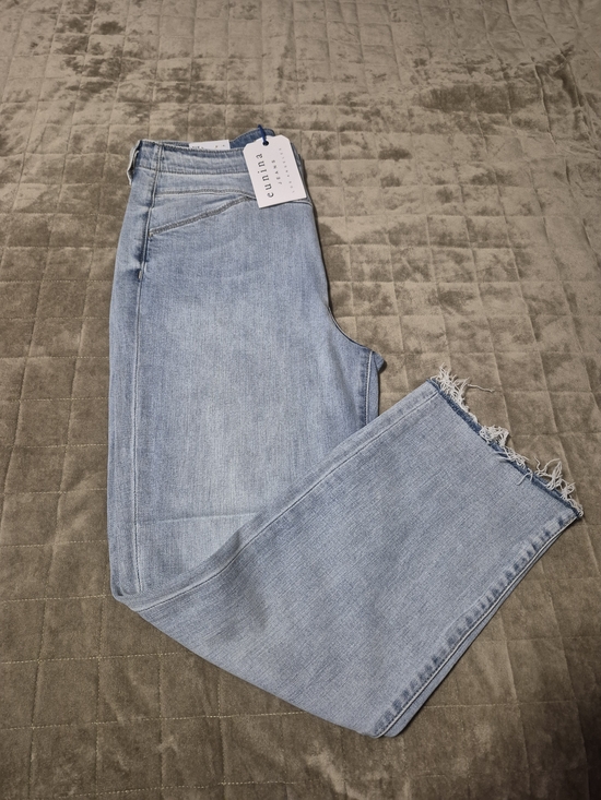 eunina Denim - eunina Light Blue Cropped High-Rise Jeans with Frayed Hem
